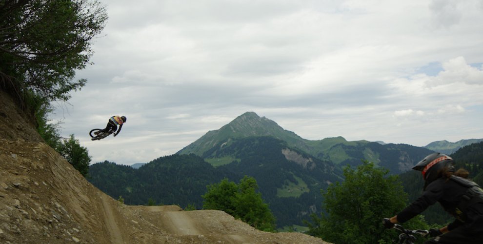 Nico Vink jumps hip in Chatel