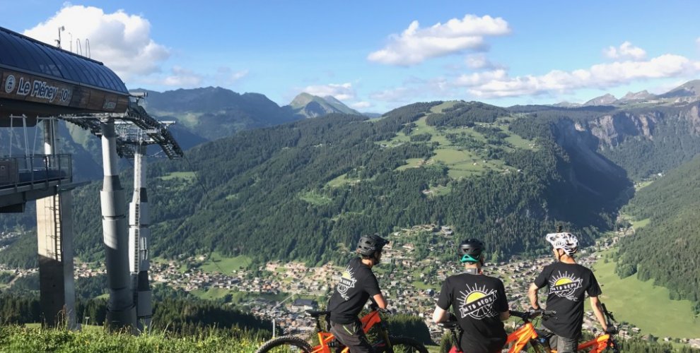 3 Mountain bikers standing on top of Le Pleney in Morzine