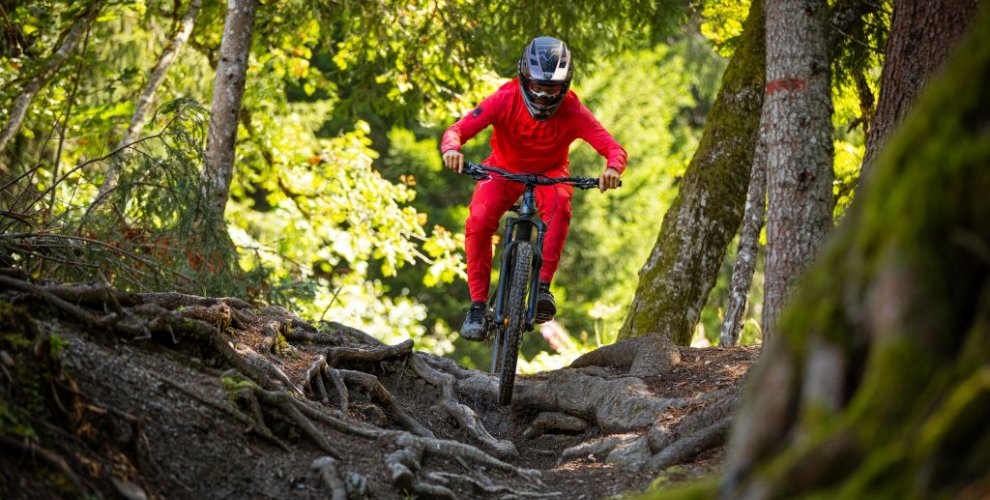 Scott attacking the trail in Morzine - MTB Beds