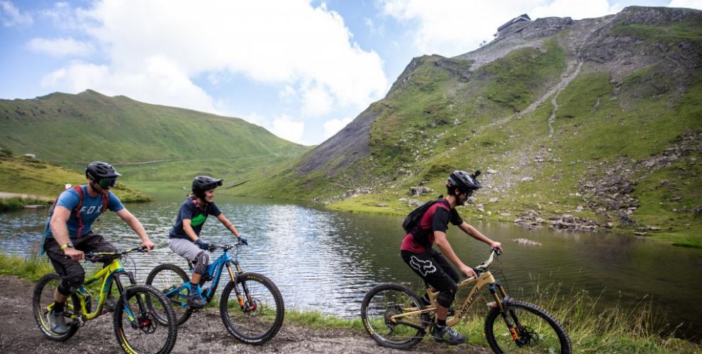 Ride past lakes in the Portes du Soleil - MTB Beds