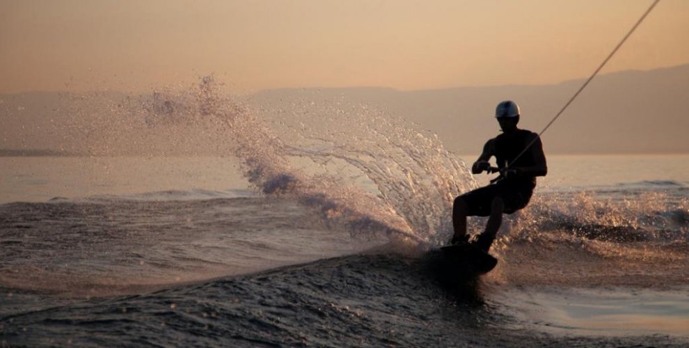 Wakeboarding on Lake Geneva - MTB Beds