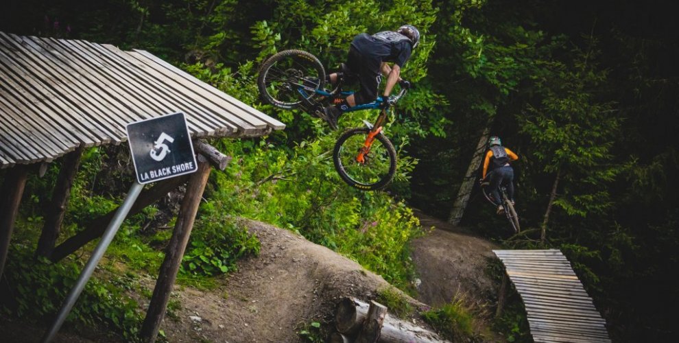 Shore trail in Chatel