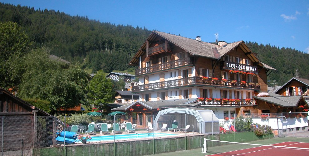 hotel fleur des neiges with swimming pool in morzine