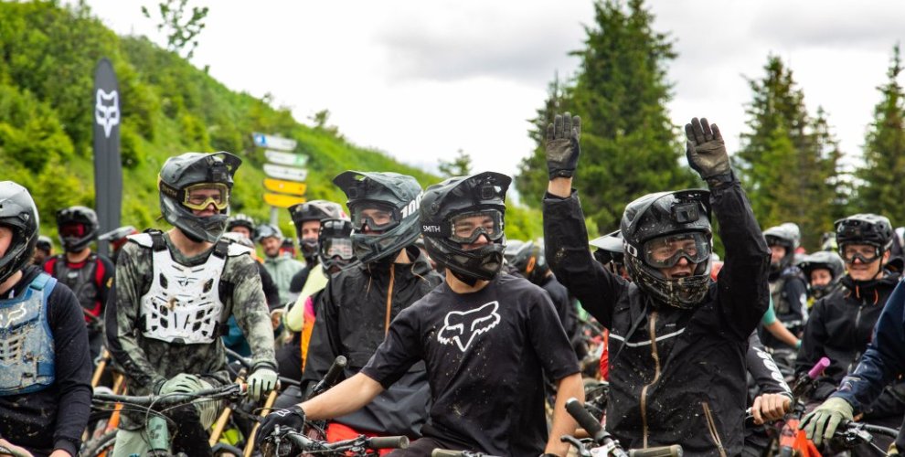 mountain bikers in Morzine with full face helmets