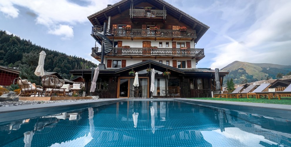 hotel fleur des neiges with swimming pool in morzine