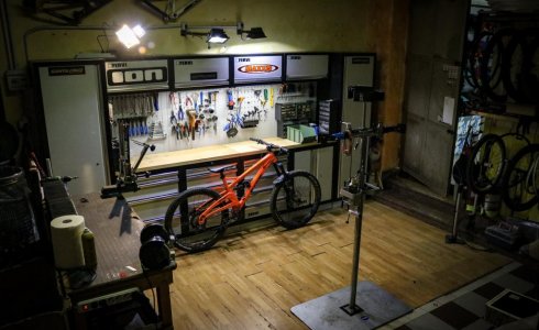 Finale Ligure bike shop work shop service orange alpine 6