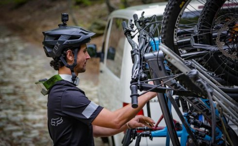 getting bikes of the uplift van in pietra ligure