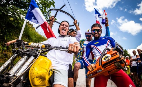 Crazy French downhill spectators Les Gets