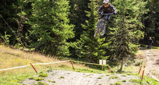 pila dh bike jump