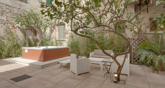 Hot tub and courtyard bike hotel Finale Ligure